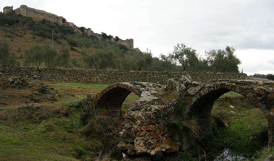 El Puente de Arroyolimón a los pies del castillo de la localidad onubense de Santa Olalla del Cala.