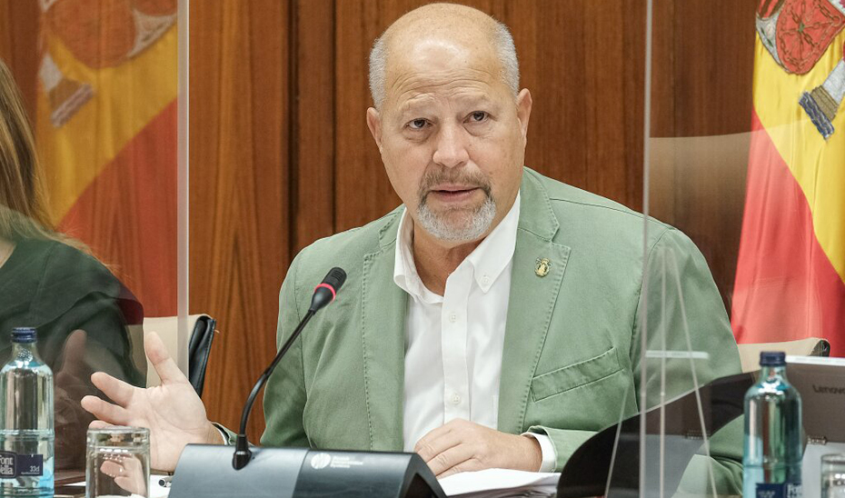 El consejero de Educación y Deporte, Javier Imbroda, durante una comisión parlamentaria.