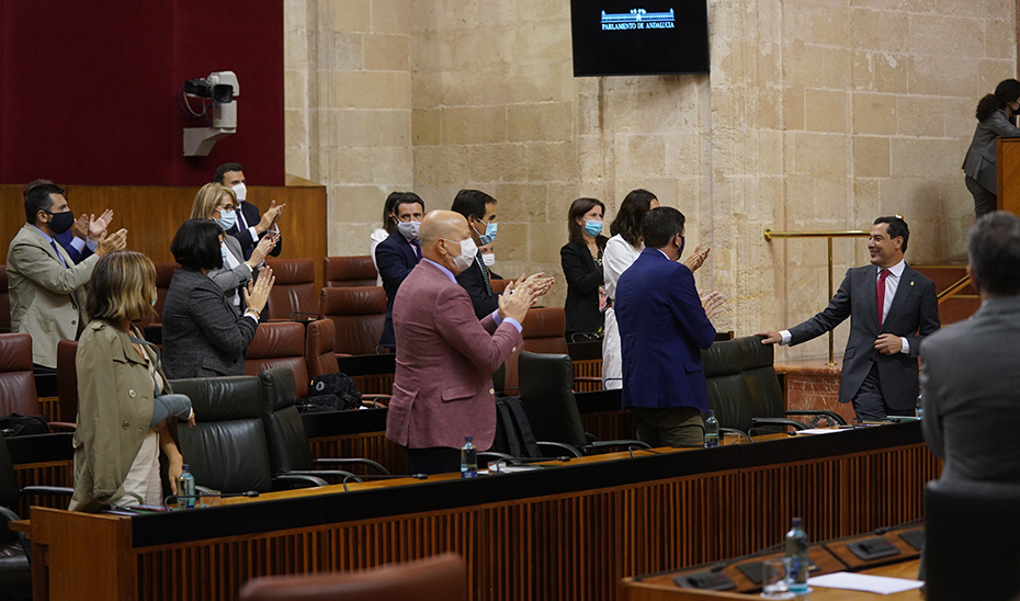 Diputados y miembros del Gobierno andaluz aplauden al presidente Juanma Moreno tras su intervención en el Debate del estado de la Comunidad.