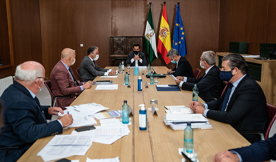 El presidente Juanma Moreno esta tarde presidiendo la reunión del Comité Director de Alertas.