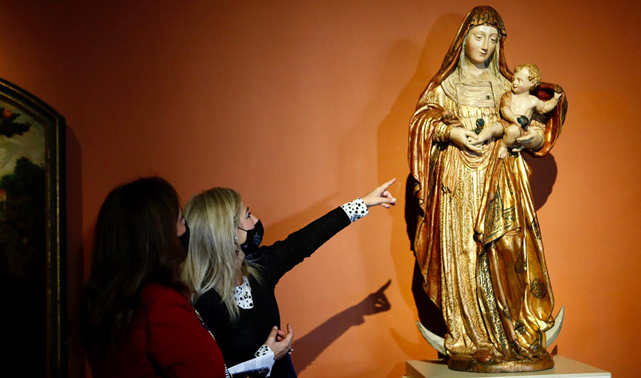 La consejera de Cultura, Patricia del Pozo, observa la escultura de Roque de Balduque en el Museo de Bellas Artes de Sevilla. 