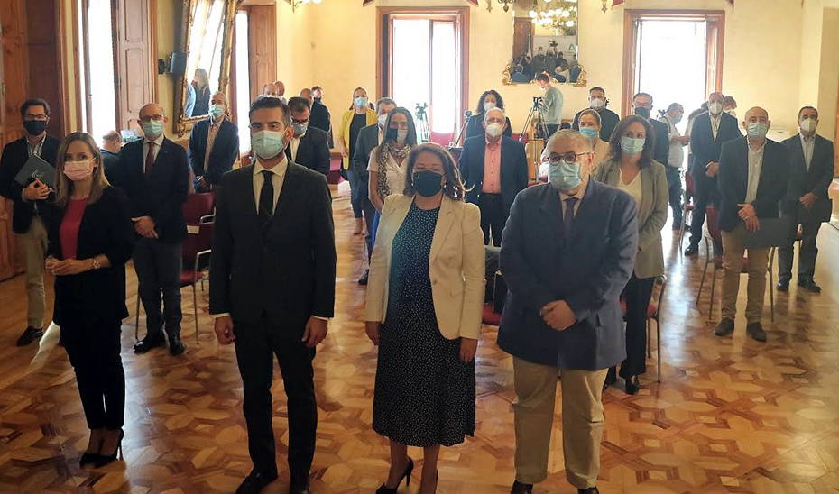 La consejera Carmen Crespo, junto con los alcaldes de los trece municipios de Almería adheridos al protocolo \u0027Compromiso Blanco\u0027.