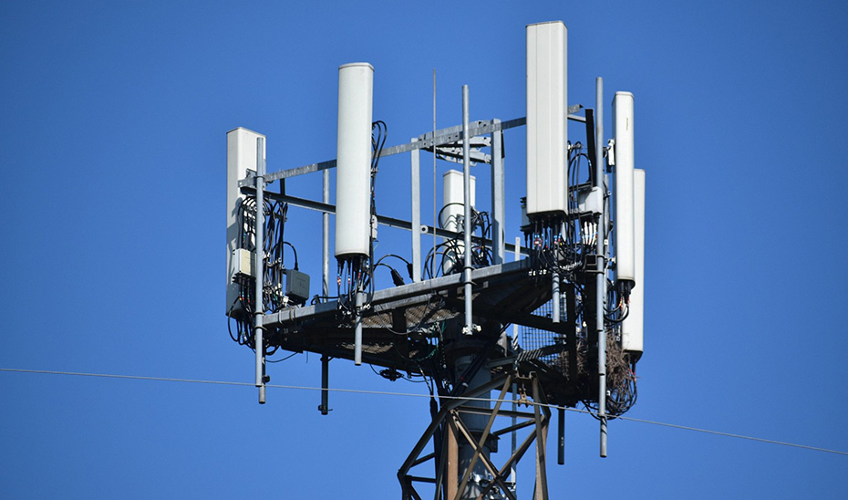 Antena de telecomunicaciones adaptada a la tecnología 5G.