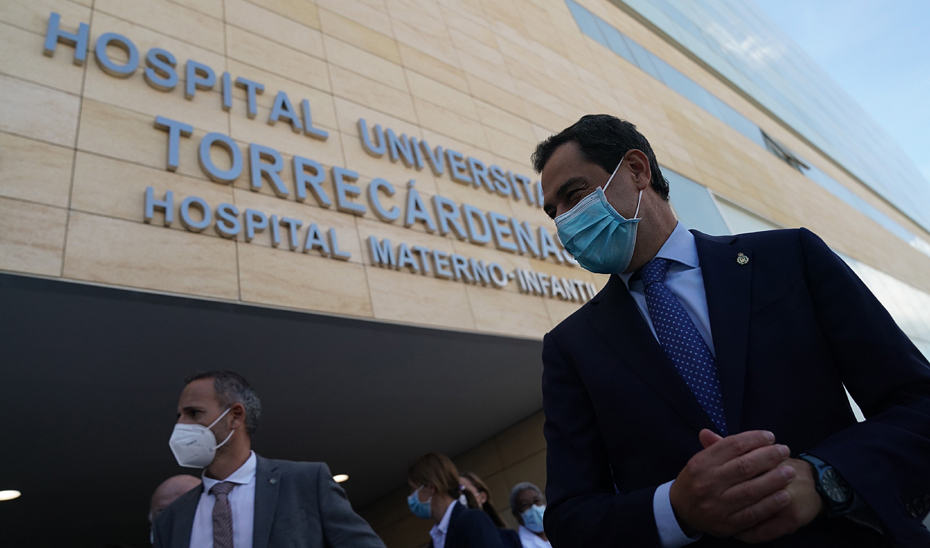 Juanma Moreno accede al nuevo Hospital Materno Infantil de Almería.