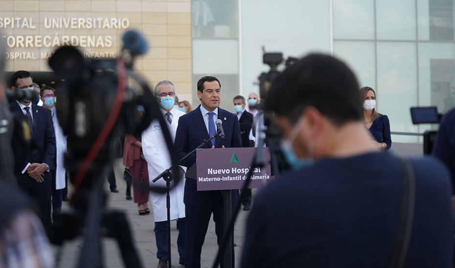 El presidente de la Junta, Juanma Moreno, interviene ante los medios de comunicación en la fachada del nuevo Hospital Materno Infantil de Almería.