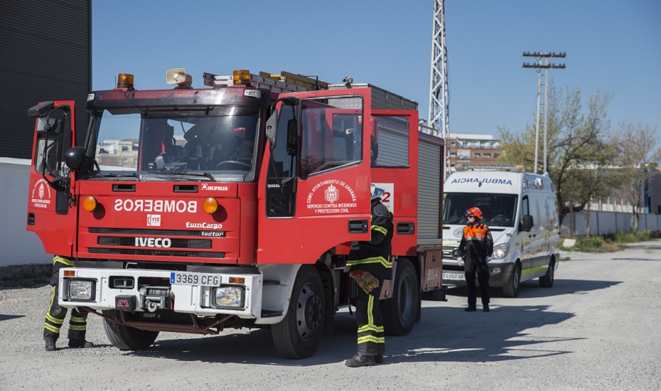 Camión de Bomberos de Granada y ambulancia de EPES (archivo).