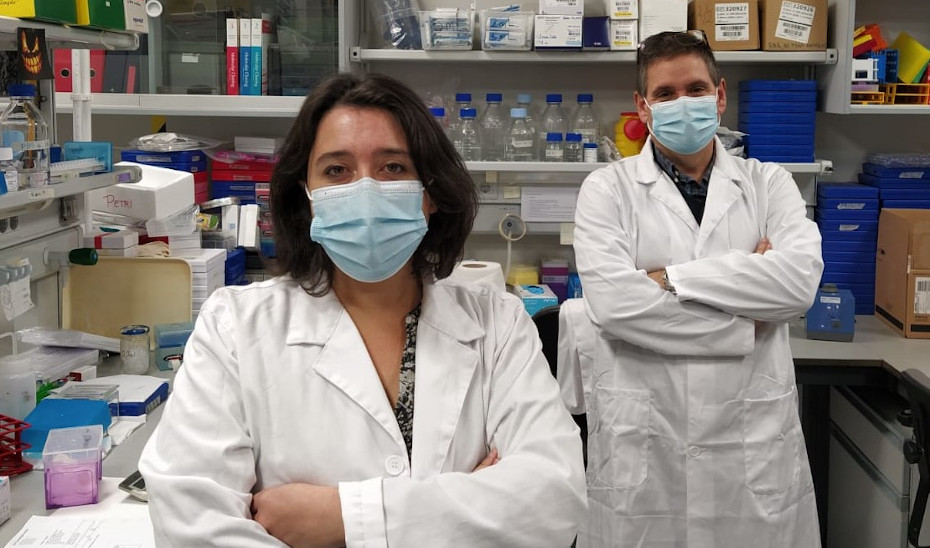 Los investigadores Valentine Comaills y Benoit Gauthiers lideran el proyecto de investigación para analizar la relación y la incidencia entre factores ambientales y la aparición de cáncer de páncreas, en Cabimer, Sevilla.