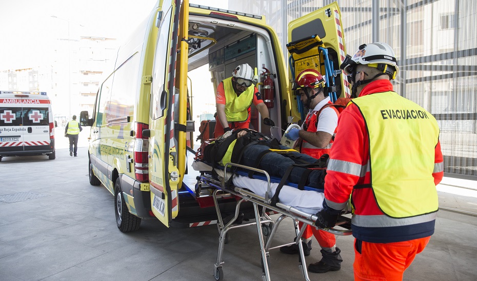 Ambulancia durante una atención sanitaria.