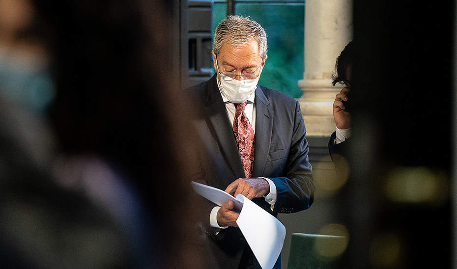 El consejero Rogelio Velasco repasa unos documentos antes de intervenir en el Parlamento.