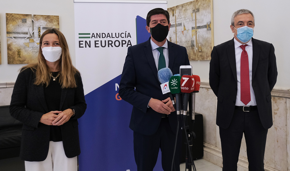 El vicepresidente de la Junta de Andalucía y consejero de Turismo, Regeneración, Justicia y Administración Local, Juan Marín, junto a los eurodiputados Susana Solís y Luis Garicano.