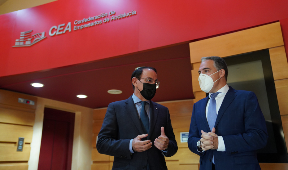 El consejero Elías Bendodo conversa con el presidente de la CEA, Javier González de Lara.