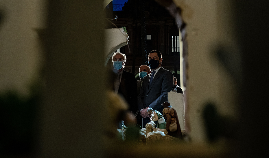 El presidente Juanma Moreno contempla el belén de la capilla de San Telmo.