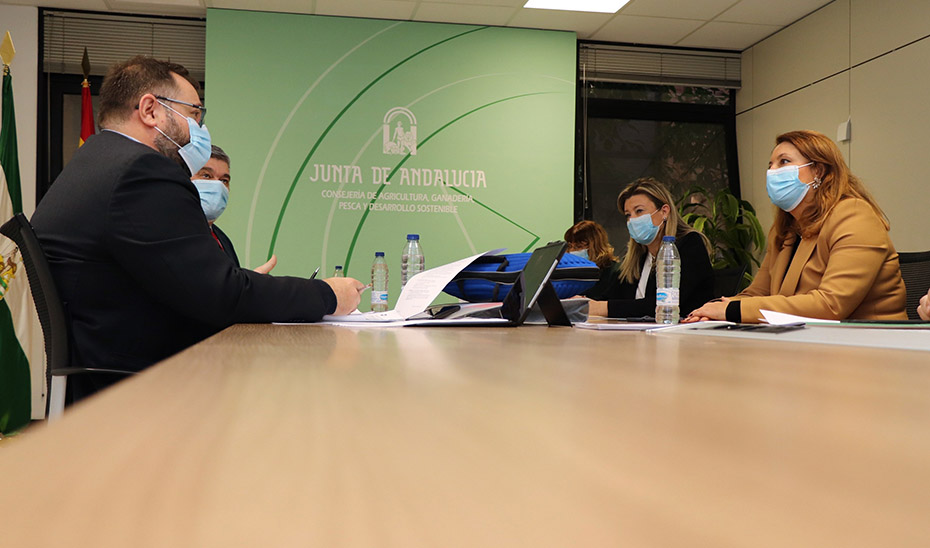 La consejera Carmen Crespo durante la reunión con David García Ostos, el nuevo presidente de ARA.