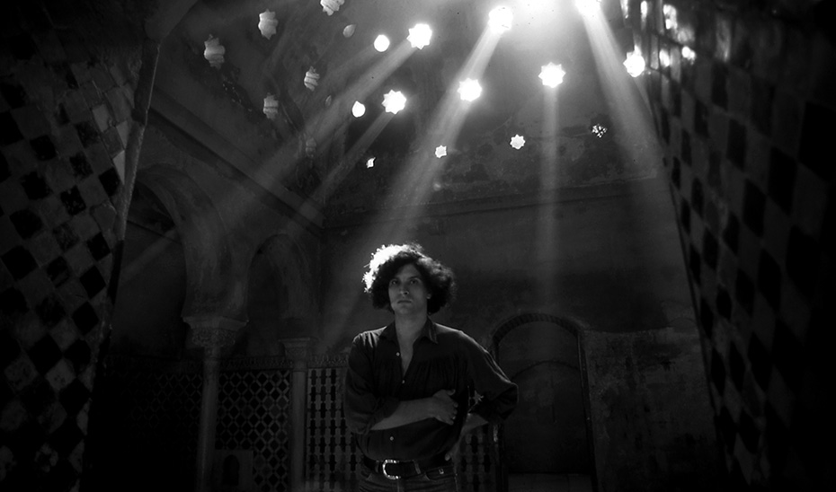 Carlos Cano, fotografiado en los baños árabes del Palacio de Comares de la Alhambra en los años 70 (Foto: C&T Editores / Centro de Estudios Andaluces).