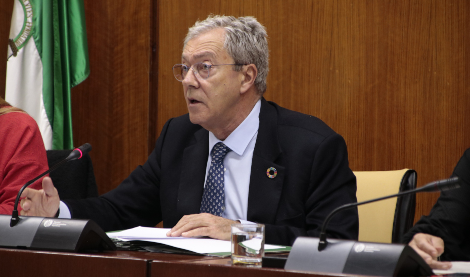 El consejero Rogelio Velasco comparece en comisión parlamentaria.