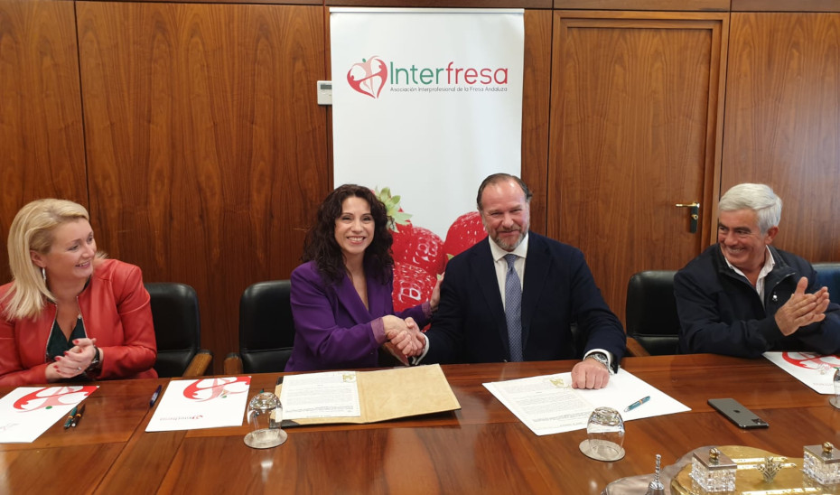 La consejera Rocío Ruiz y el presidente de Interfresa, José Luis García Palacios, firman un convenio de colaboración.