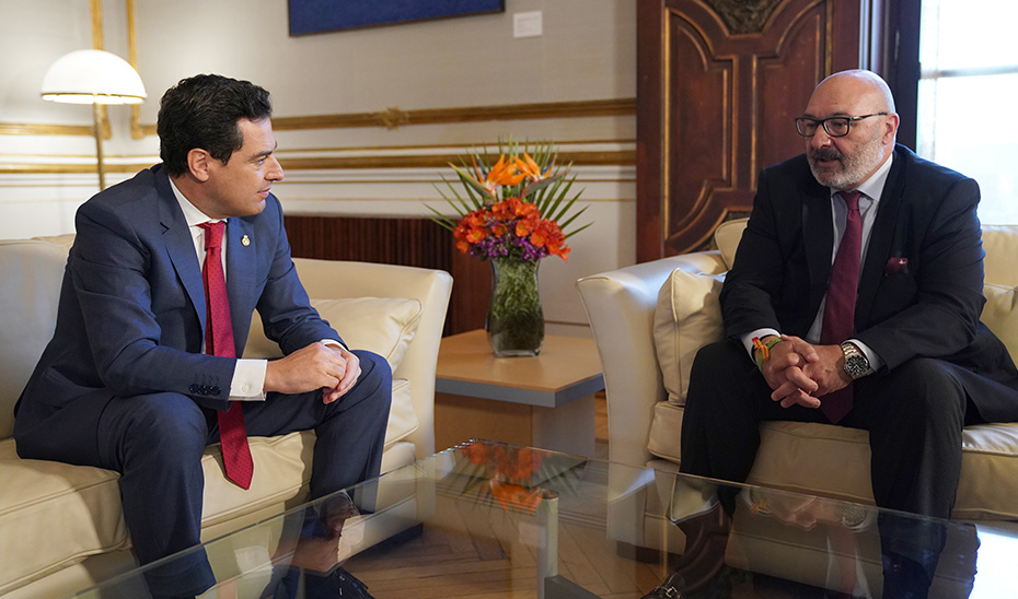 El presidente Juanma Moreno, junto al portavoz de Vox en el Parlamento, Alejandro Hernández.
