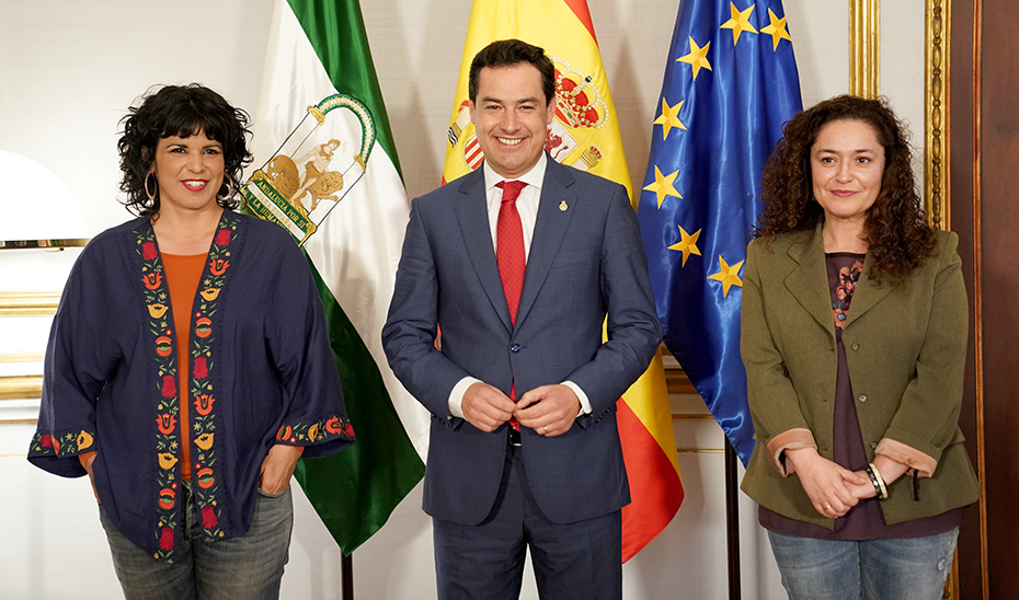 Juanma Moreno junto a las portavoces parlamentarias de Adelante Andalucía, Teresa Rodríguez e Inmaculada Nieto.