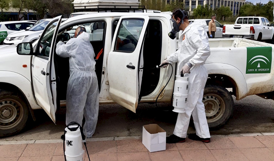 Labores de desinfección en uno de los vehículos de la Agencia de Medio Ambiente y Agua de Andalucía (Amaya).