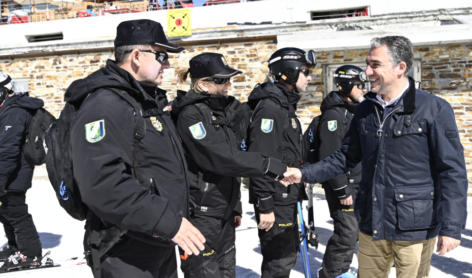 Elías Bendodo saluda a los agentes del Núcleo de Esquí de la Unidad de Policía Adscrita a la Comunidad Autónoma en Sierra Nevada.