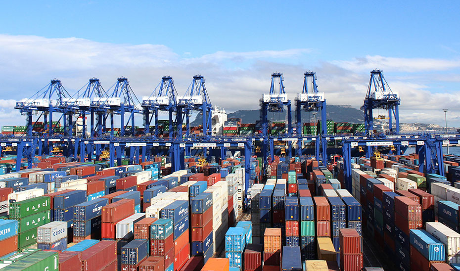 Contenedores en el muelle a la espera de embarcar.