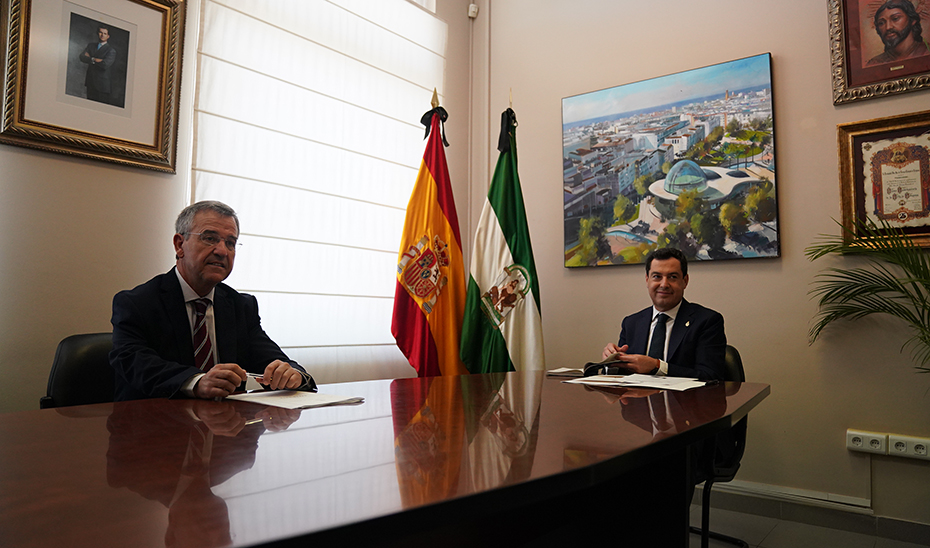 El presidente de la Junta, junto al alcalde de Estepona, José María García Urbano, en el Ayuntamiento,