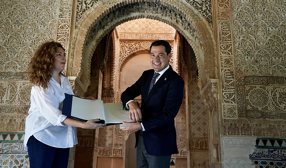 El presidente agradece la cesión de la canción con un libro de litografías de la Alhambra.