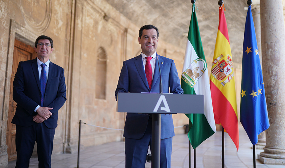 El presidente andaluz, junto al vicepresidente de la Junta, comparece ante los medios de comunicación tras el Consejo de Gobierno.