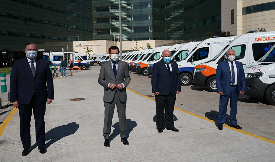 El presidente, junto al consejero de Salud y Familias, delante de las nuevas ambulancias.