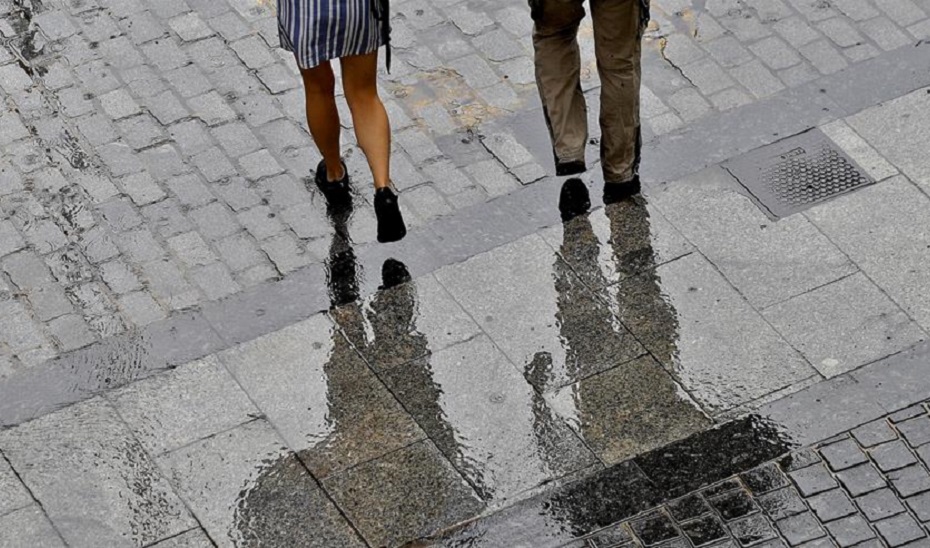 Paseantes en Granada en un día de lluvia (Foto: EFE).