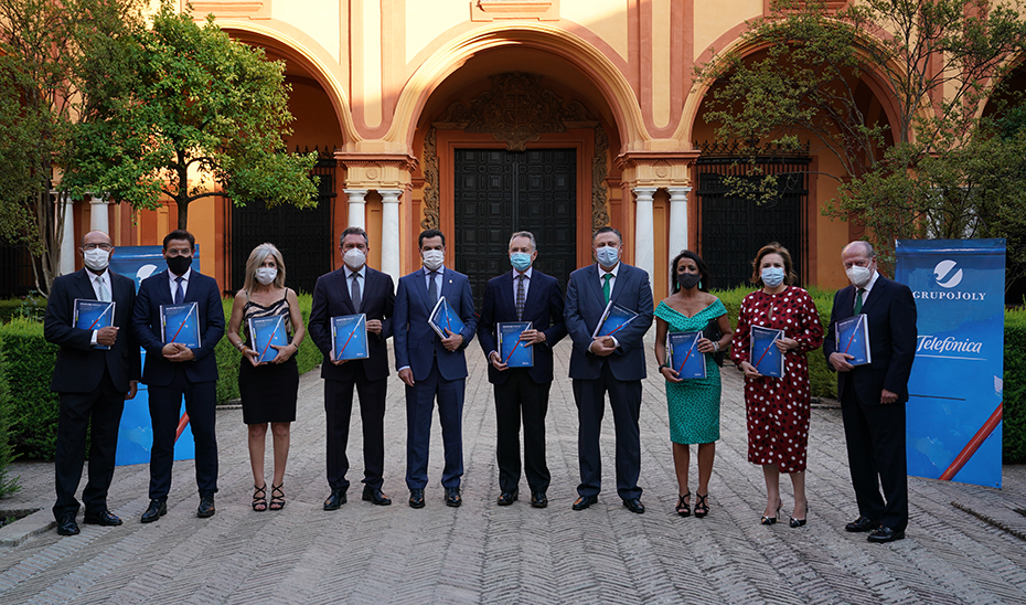 El presidente de la Junta, Juanma Moreno, con los directivos de Joly y el resto de autoridades en el Real Alcázar.