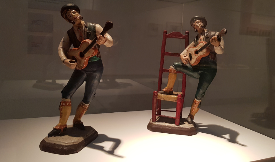 Dos piezas de la exposición 'Recuerdos de viaje', organizada por el Centro de Estudios Andaluces.