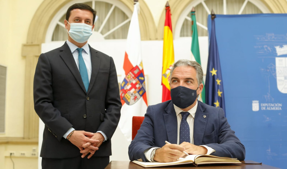 El consejero Elías Bendodo firma un convenio con el presidente de la Diputación de Almería, Javier Aureliano, para la integración de los servicios de emergencias en el 112.