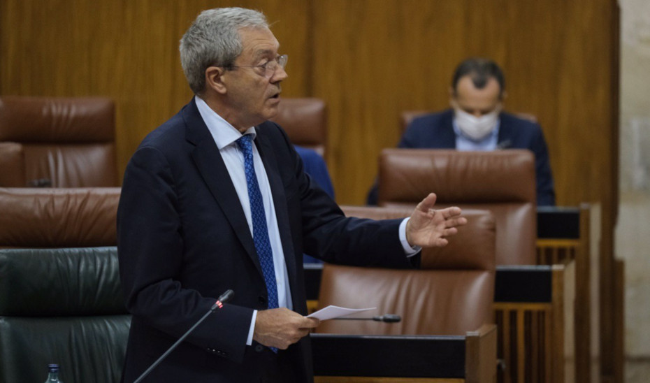 El consejero Rogelio Velasco interviene durante el pleno del Parlamento de Andalucía.