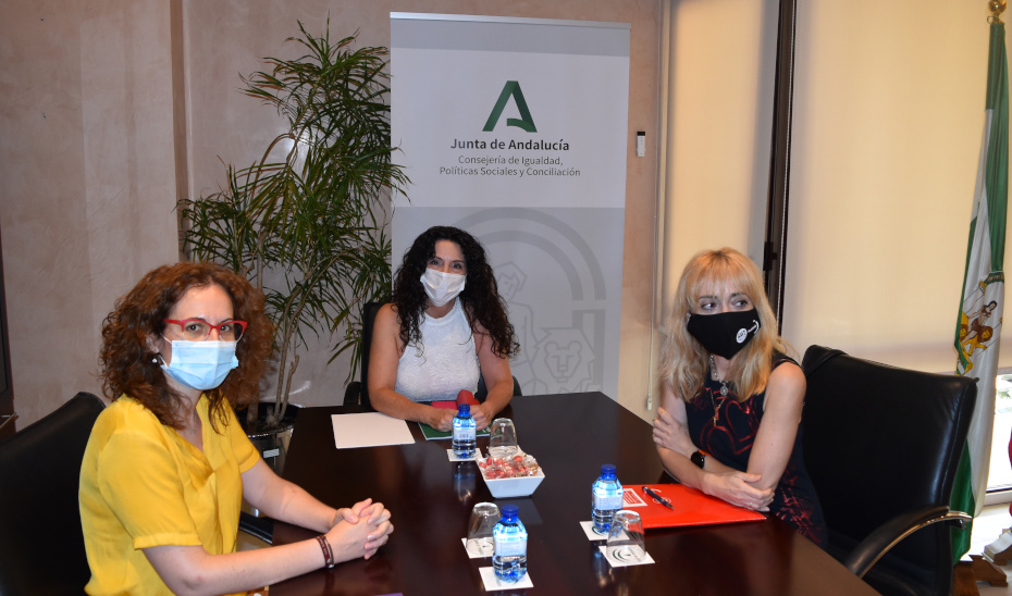 La consejera Rocío Ruiz flanqueada por las secretarias generales de CCOO-A, Nuria López, y de UGT-A, Carmen Castilla.