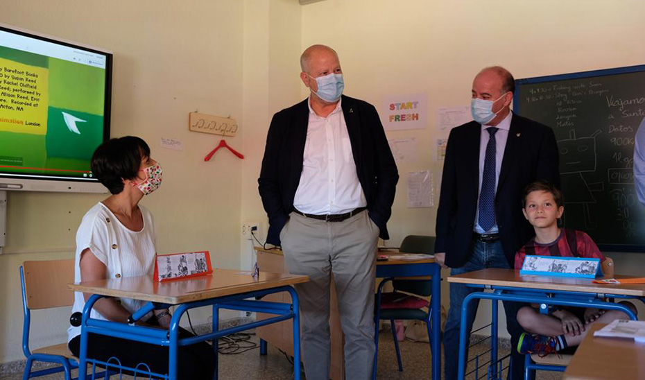 Visita del consejero de Educación, Javier Imbroda, a uno de los centros donde se ha desarrollado el Plan de Refuerzo Estival.