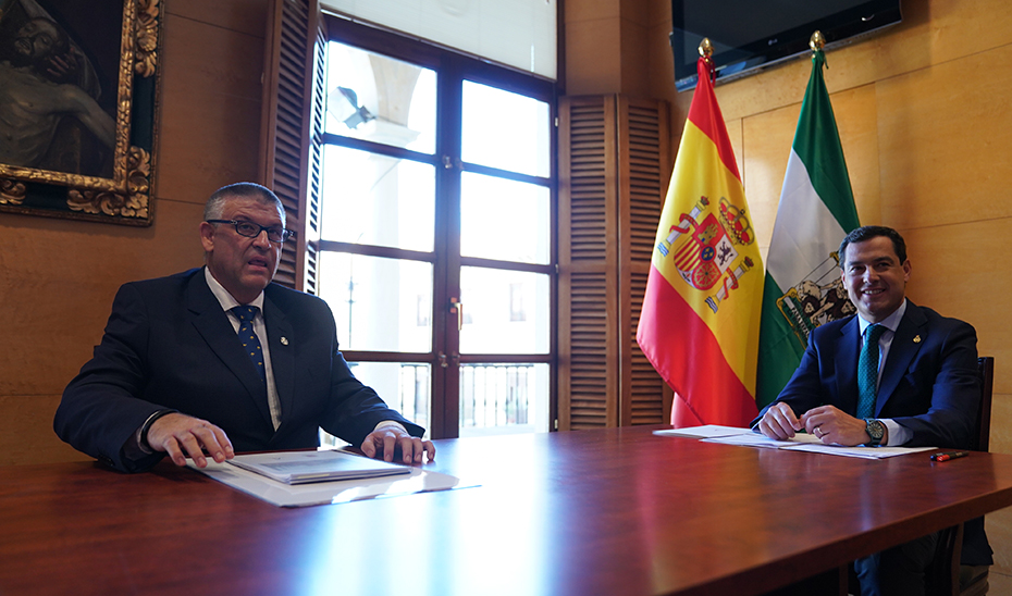 El presidente de la Junta, Juanma Moreno, y el alcalde de Guadix, Jesús Lorente, durante su encuentro.
