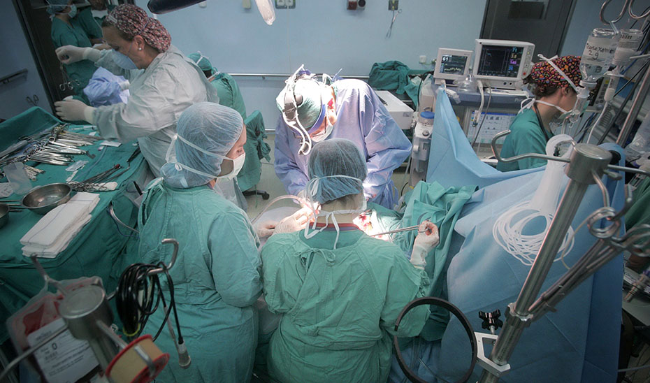 Cirujanos del SAS durante una intervención quierúrgica.