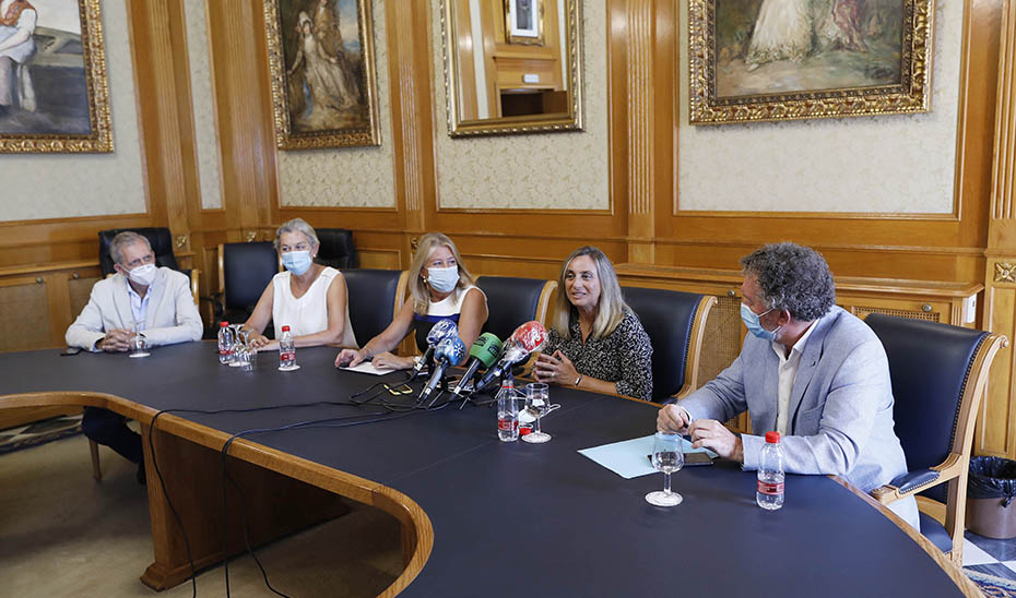 Marifrán Carazo anunció la puesta en marcha de los grupos de trabajo durante una visita institucional al Ayuntamiento de Marbella.