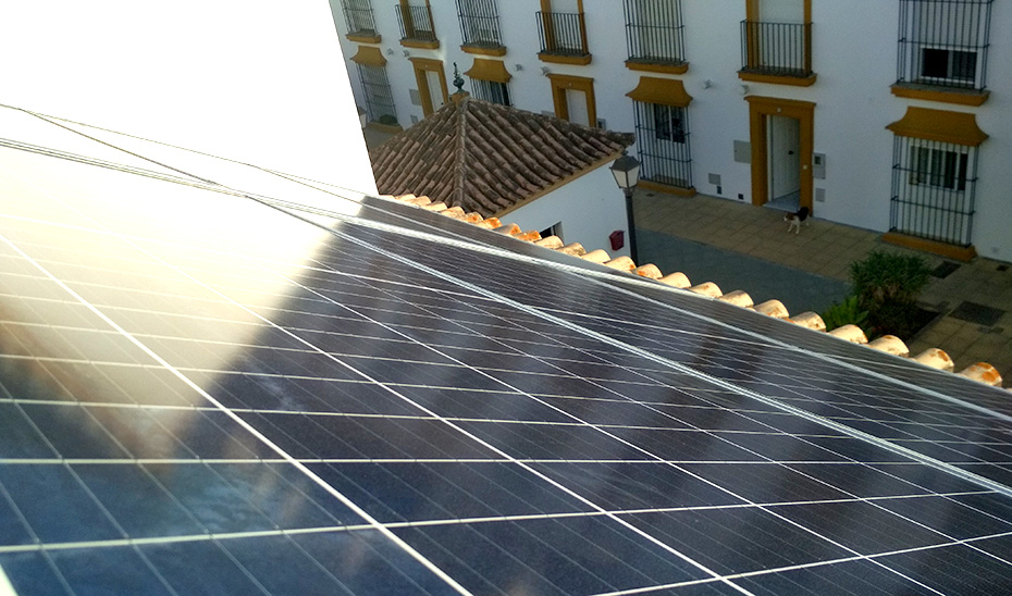 Placas solares fotovoltaicas en un área residencial.