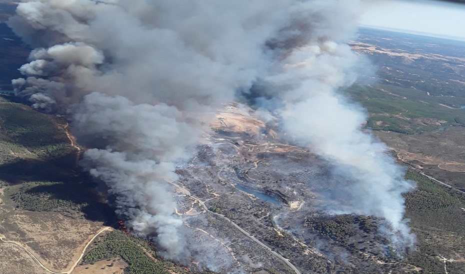 Imagen aérea del incendio en Almonaster la Real. Plan Infoca.