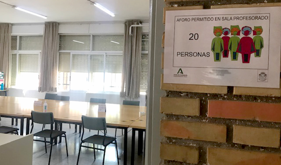Cartel indicando la limitación de aforo de la sala de profesores en un centro educativo público de Andalucía.
