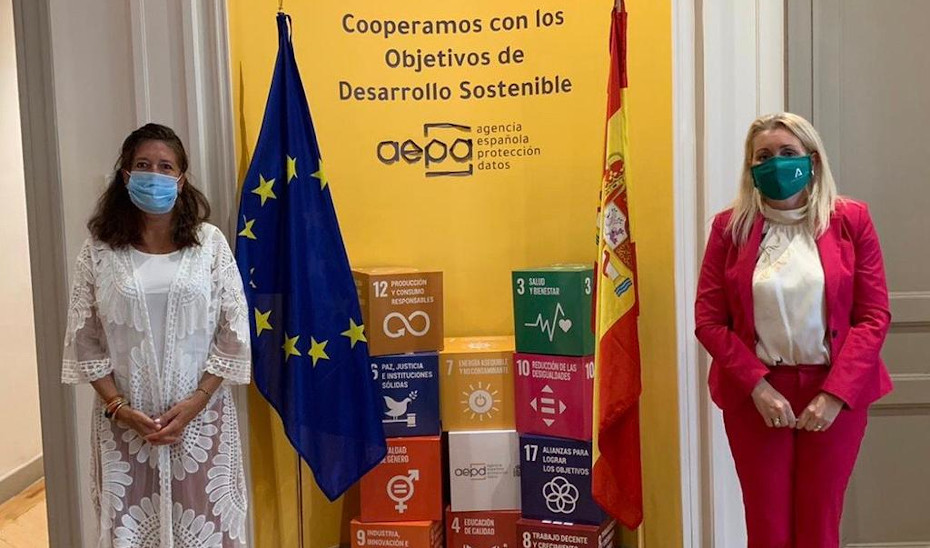 Las directoras del IAM, Laura Fernández, y de la Agencia Española de Protección de Datos (AEPD), Mar España, tras la firma del protocolo.