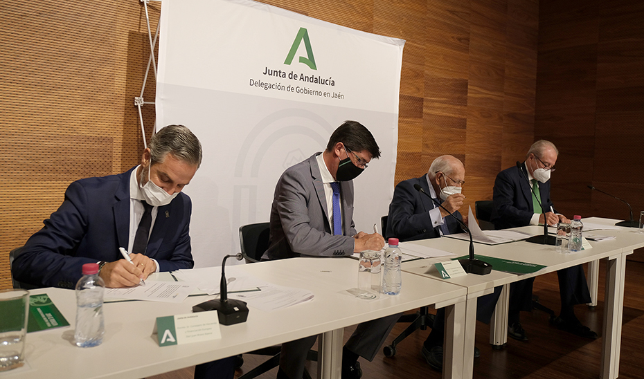 Los consejeros Bravo y Marín, en el momento de la firma del protocolo con los responsables de la Caja Rural de Jaén.