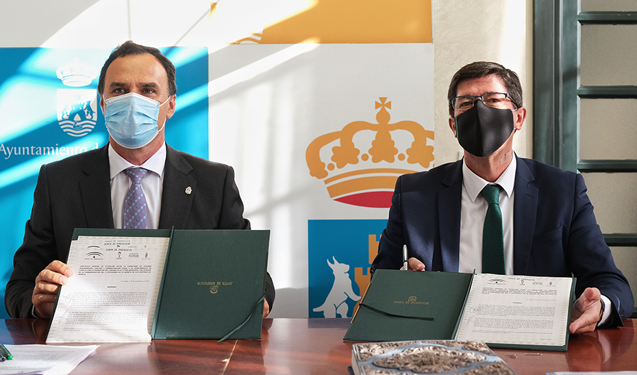 Juan Marín y José Benito Barroso, alcalde de Lebrija, tras la firma del protocolo.