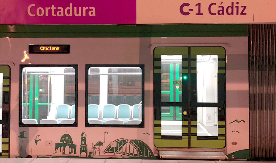 Uno de los vagones del tranvía de la Bahía de Cádiz, en la estación de Cortadura.