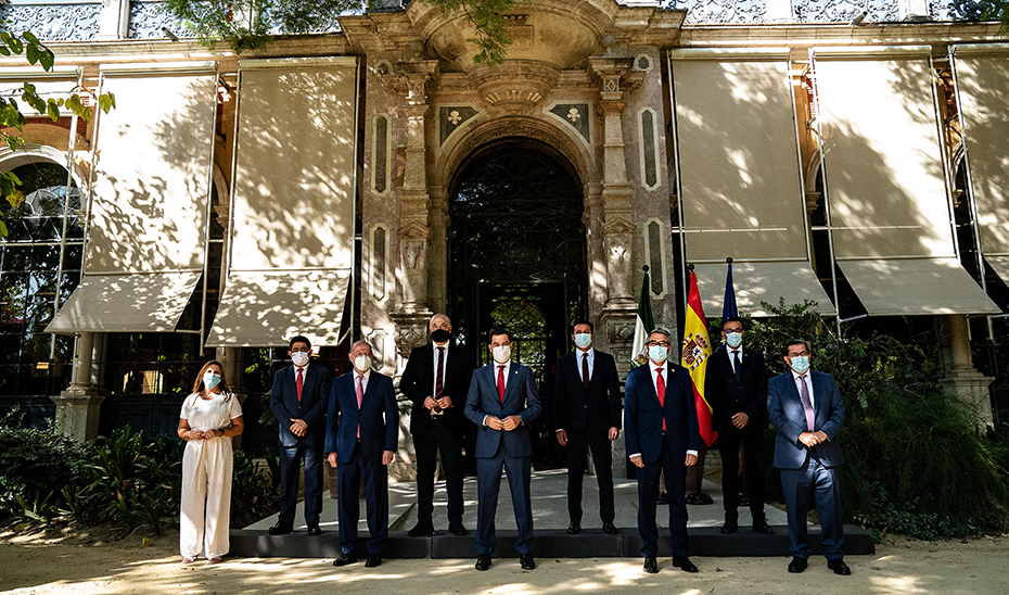 Juanma Moreno posa en la foto de familia con los presidentes de las diputaciones provinciales de Andalucía.
