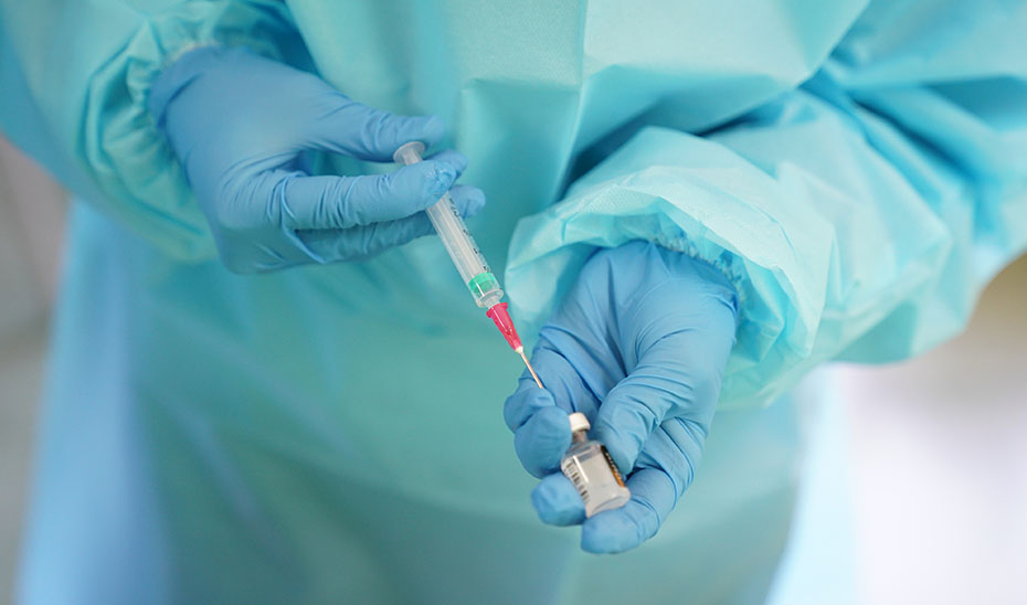 Un sanitario prepara una vacuna contra el Covid-19.