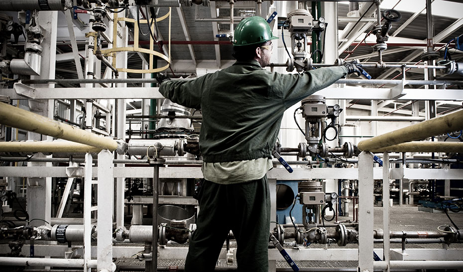 Operario realizando tareas de mantenimiento en las instalaciones de una empresa energética.