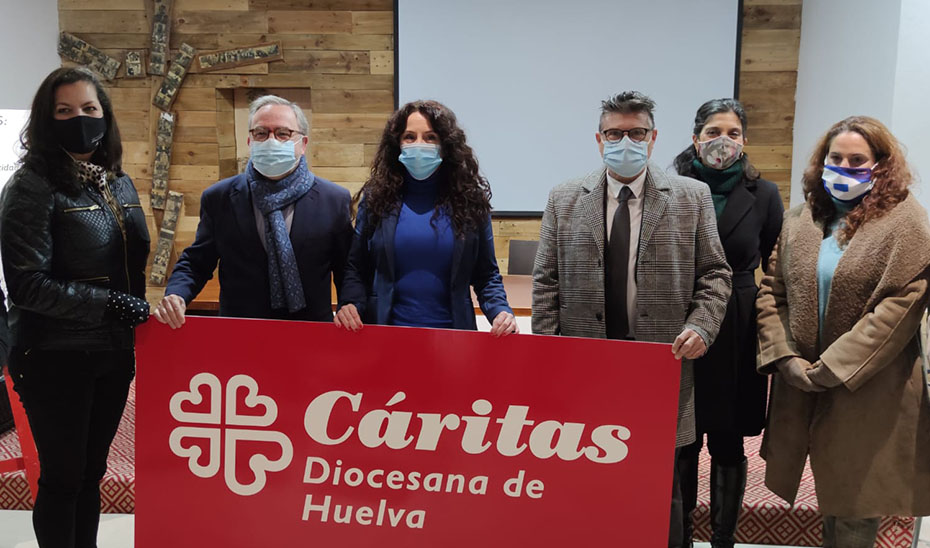 Rocío Ruiz visitó la sede de Cáritas Diocesana en Huelva.